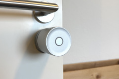 Typischer Smartlock Look: Die runde Bauform erinnert an einen Türknauf und die Verarbeitung überzeugt trotz Kunststoff mit sauberen Spaltmaßen. (Foto: Testsieger.de).