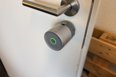 Praktisch im Alltag: Der Knopf am Schloss funktioniert zuverlässig und die LED zeigt direkt an, ob die Tür gerade geöffnet oder geschlossen ist. (Foto: Testsieger.de).