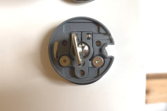 Solide Basis für den Einbau: Die Montageplatte sitzt fest und lässt sich später ebenso unkompliziert per Imbus wieder demontieren. (Foto: Testsieger.de).