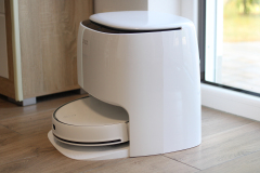 Die Verarbeitungsqualität von Ladestation und Saug-/Wischroboter sind auf einem hohen Niveau. Das Design sagt uns ebenfalls zu. (Foto: Testieger.de)