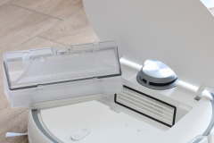 Die Ladestation fasst ordentlich Schmutz. Nutzerinnen und Nutzer müssen aber ohne automatische Absaugfunktion leben. (Foto: Testsieger.de)