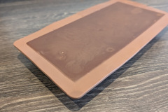 ie Silikonform bietet ausreichend Tiefe, um auch größere Tafeln mit Füllung herzustellen. (Foto: Testsieger.de)