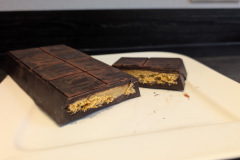 Im Inneren sorgt die Füllung für den besonderen Geschmack der Dubai-Schokolade. (Foto: Testsieger.de)