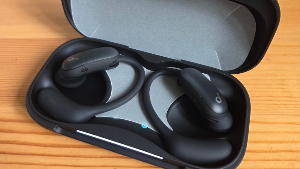 Soundcore AeroFit 2 Pro: Beide Ohrhörer im geöffneten Ladecase