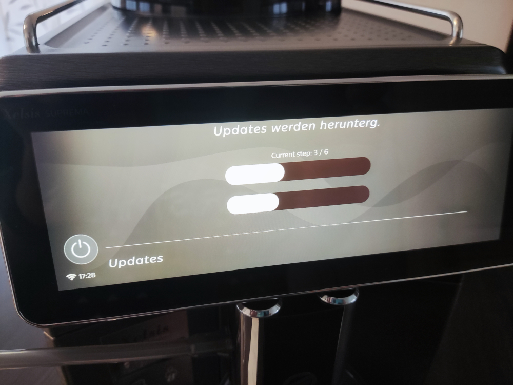 Saeco Xelsis Suprema SM8889/00 Kaffeevollautomat Nahaufnahme Display mit laufendem Update-Vorgang 