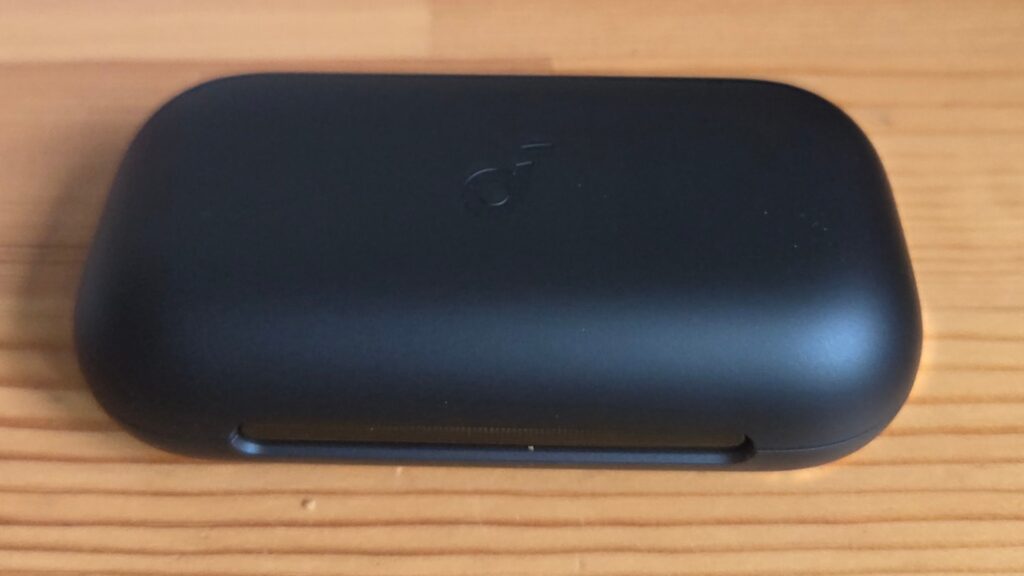 Soundcore AeroFit 2 Pro: Geschlossenes Ladecase mit Soundcore Logo