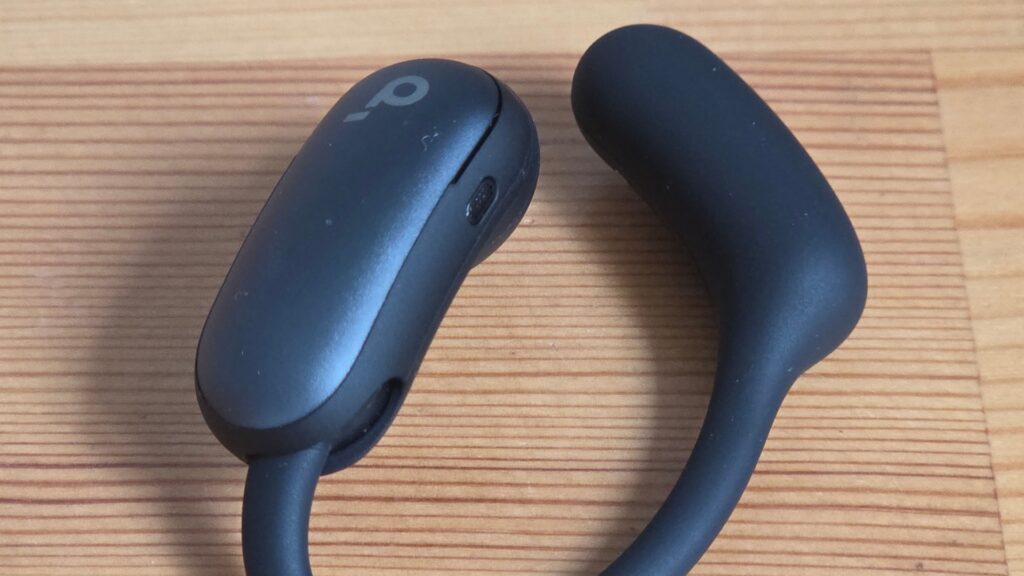 Soundcore AeroFit 2 Pro: Physische Taste und Ohrbügel in der Nahaufnahme