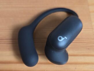 Soundcore AeroFit 2 Pro: Einzelner Ohrhörer mit Soundcore Logo