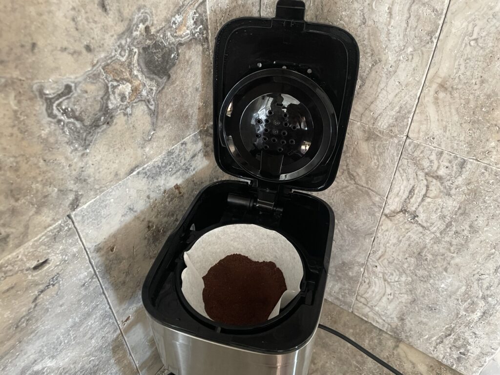 „Tchibo Let’s Brew Elegant“:„Geöffneter Filtereinsatz mit Kaffeepulver“