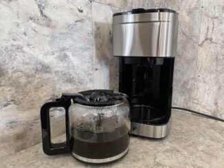„Tchibo Let’s Brew Elegant“:„Glaskanne mit frisch gebrühtem Kaffee neben der Maschine“
