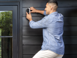 Blick eines Mannes, der die neue Arlo Outdoor-Kamera an einer Wand anschraubt (Foto: Arlo)