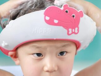 Nahaufnahme eines Kindes, das sich Duschshampoo in die Haare schmiert