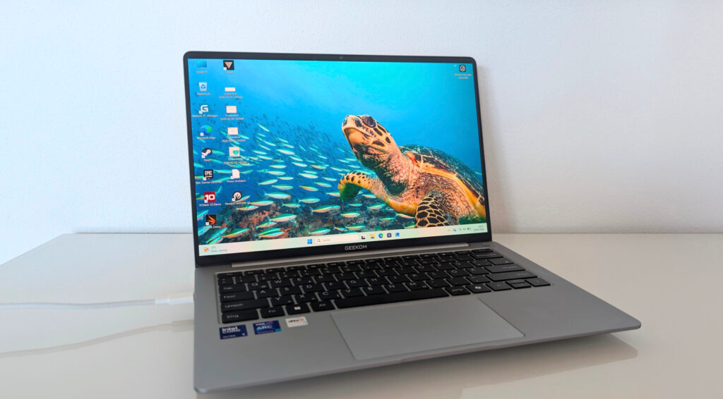 „Geekom GeekBook X14 Pro“:Frontansicht mit eingeschaltetem OLED Display