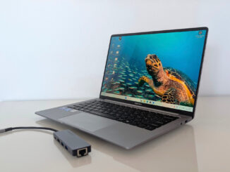 „Geekom GeekBook X14 Pro“:Notebook mit beiliegendem Hub auf dem Tisch