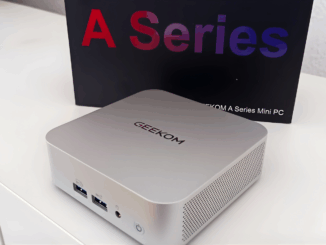„GEEKOM A5 Pro“: „Mini-PC in schräger Frontansicht vor der Verpackung“
