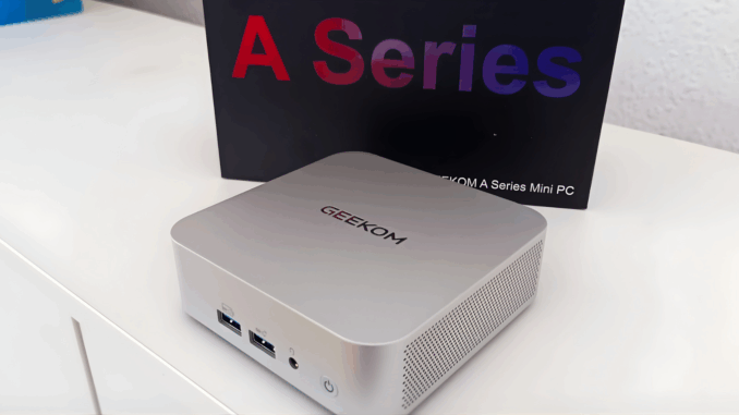 „GEEKOM A5 Pro“: „Mini-PC in schräger Frontansicht vor der Verpackung“