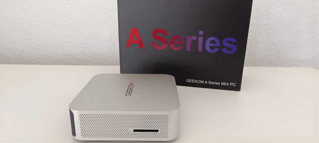 „GEEKOM A5 Pro“: „Seitenansicht des Mini-PCs mit integriertem SD-Kartenleser“