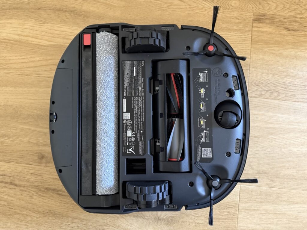 „Eufy C28“: „Unterseite mit Bürsten, Wischrolle und Rädern“