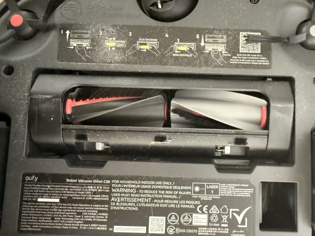 „Eufy C28“: „Nahaufnahme der Hauptbürste auf der Unterseite“