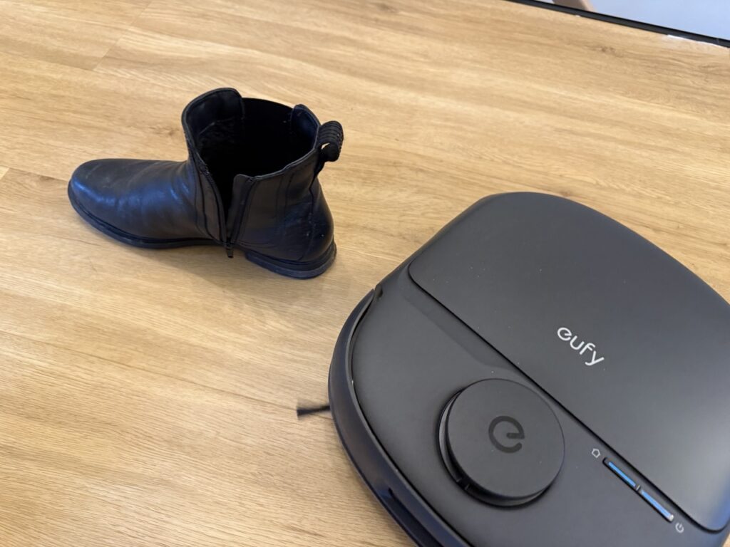 „Eufy C28“: „Roboter vor einem ausgelegten Hindernis im Testparcours“