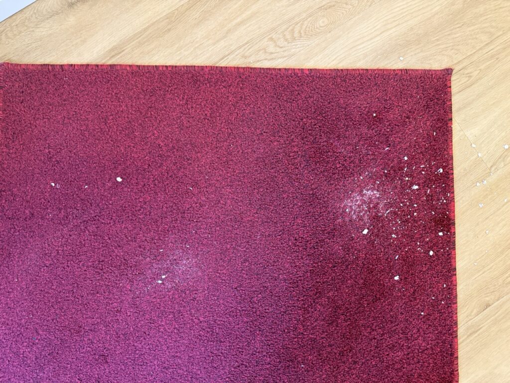 „Eufy C28“: „Teppich mit verteiltem Testschmutz“