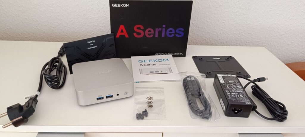 „GEEKOM A5 Pro“: „Lieferumfang mit Netzteil, HDMI-Kabel, VESA-Halterung und Schrauben“