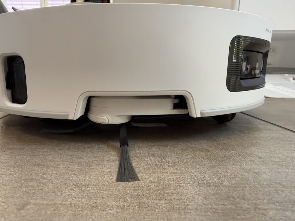 Seitenbürste des Dreame Aqua10 Ultra von unten gesehen.