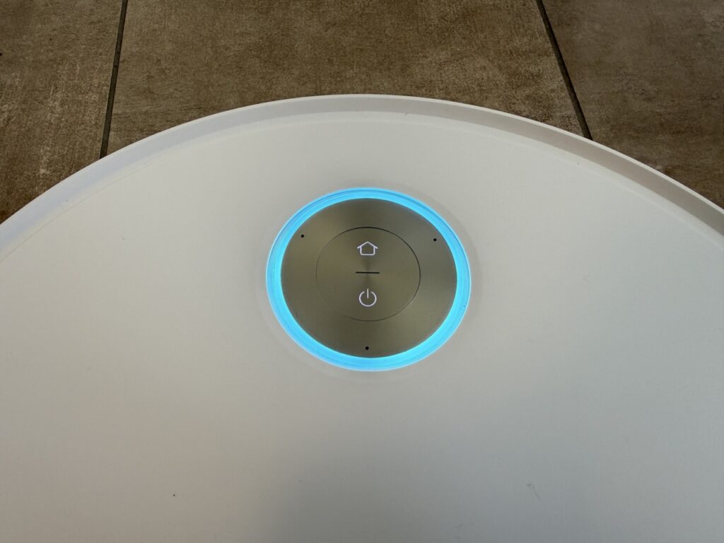 Oberseite des Dreame Aqua10 Ultra Roller Complete mit beleuchtetem LED-Ring.