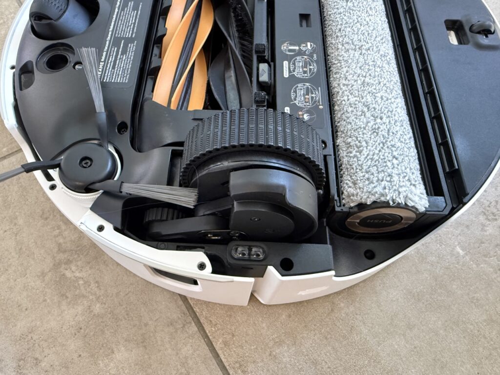 Unterseite des Dreame Aqua10 Ultra Roller Complete mit AquaRoll-Walze, Bürsten und Fahrwerk.