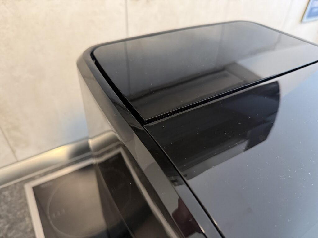 Gehäuse der Tristar FR-9065 mit sichtbaren Spaltmaßen an der Oberseite.