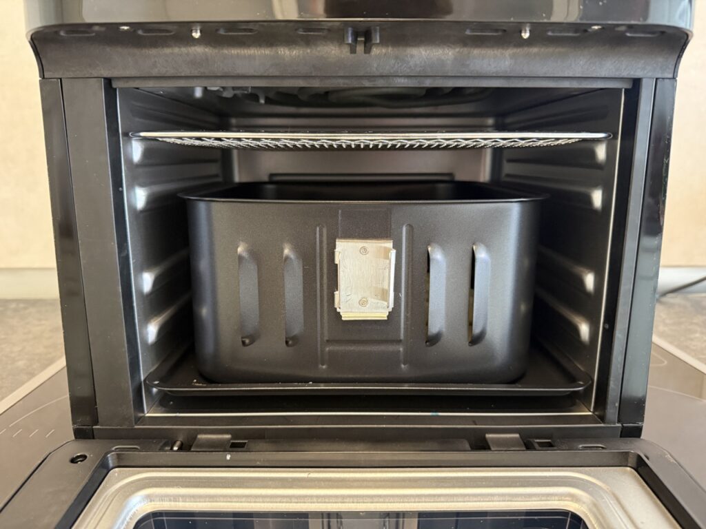 Eingesetzter Garkorb im Innenraum der Tristar FR-9065 mit zusätzlichem Grillrost darüber.