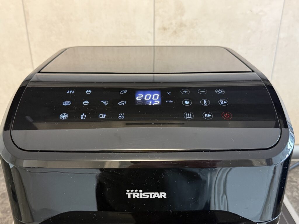 Bedienpanel der Tristar FR-9065 mit beleuchtetem Touchdisplay.