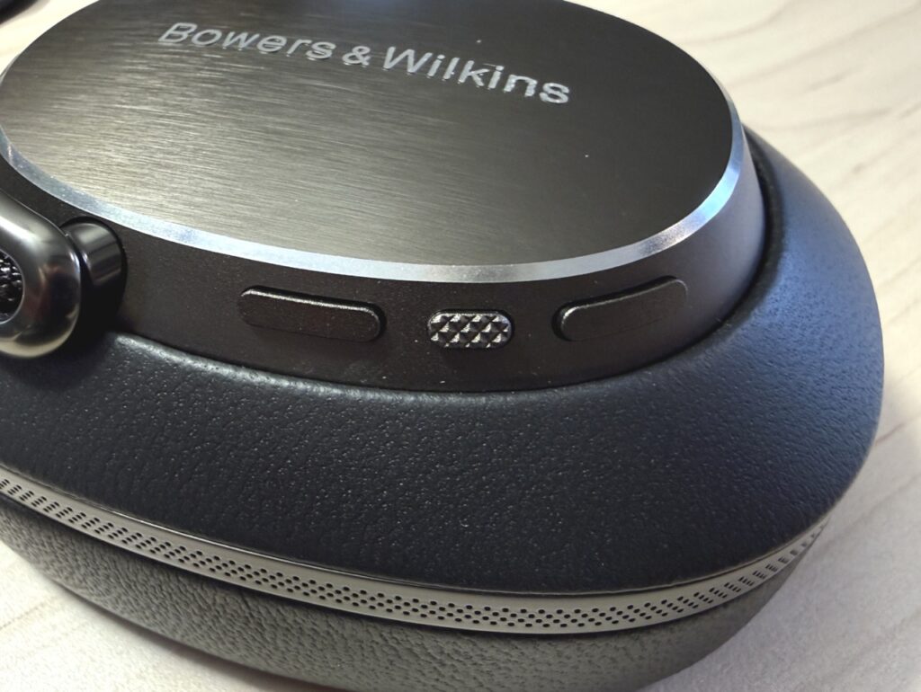 Bedienelemente des Bowers & Wilkins Px8 S2 mit Lautstärketasten und Play/Pause-Button.
