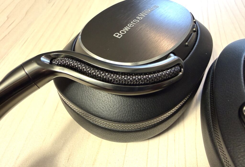 Seitenansicht des Bowers & Wilkins Px8 S2 mit sichtbaren Kabeln in den Bügelarmen.