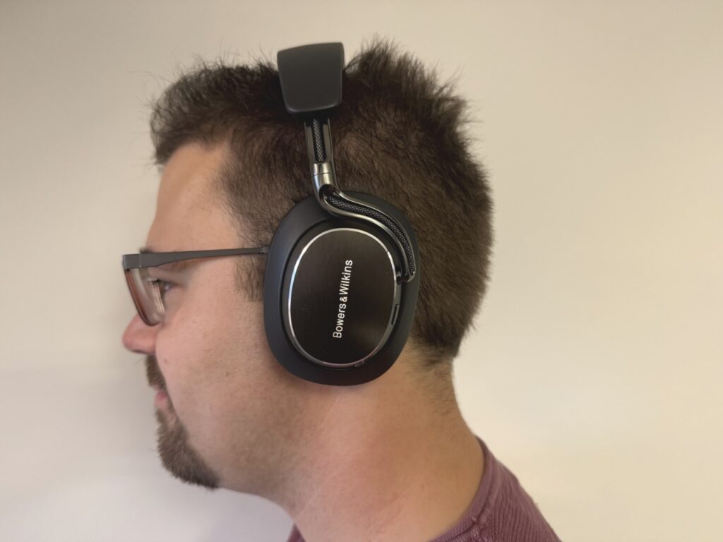 Getragener Bowers & Wilkins Px8 S2 am Kopf.