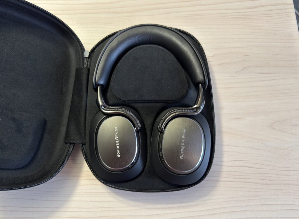 Bowers & Wilkins Px8 S2 im Transportcase verstaut.