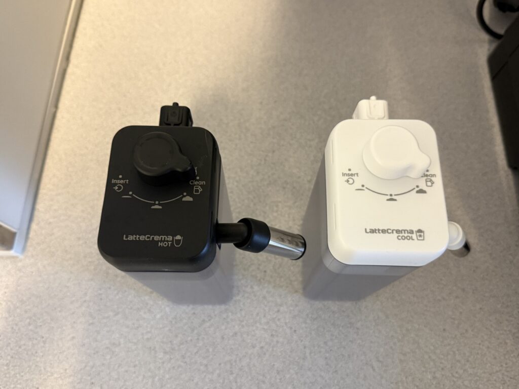 Zwei Milchkaraffen der De’Longhi PrimaDonna Aromatic für heiße und kalte Milchzubereitungen.