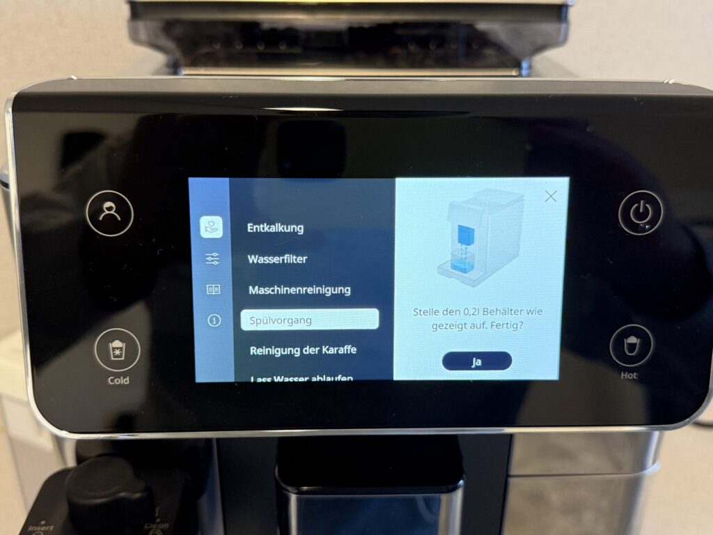 Einstellungsmenü der De’Longhi PrimaDonna Aromatic mit Wartungsoptionen wie Entkalkung, Wasserfilter und Maschinenreinigung.