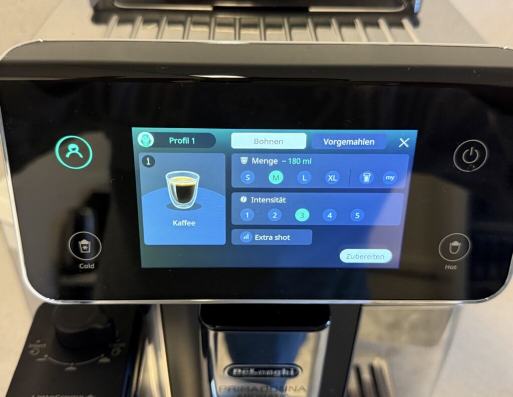 Zubereitungsansicht mit Auswahl von Menge, Intensität und Zusatzshot auf dem Touchdisplay.