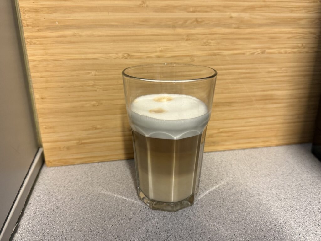 Latte Macchiato mit feinporigem Milchschaum und klarer Schichtung aus Espresso, Milch und Schaum.