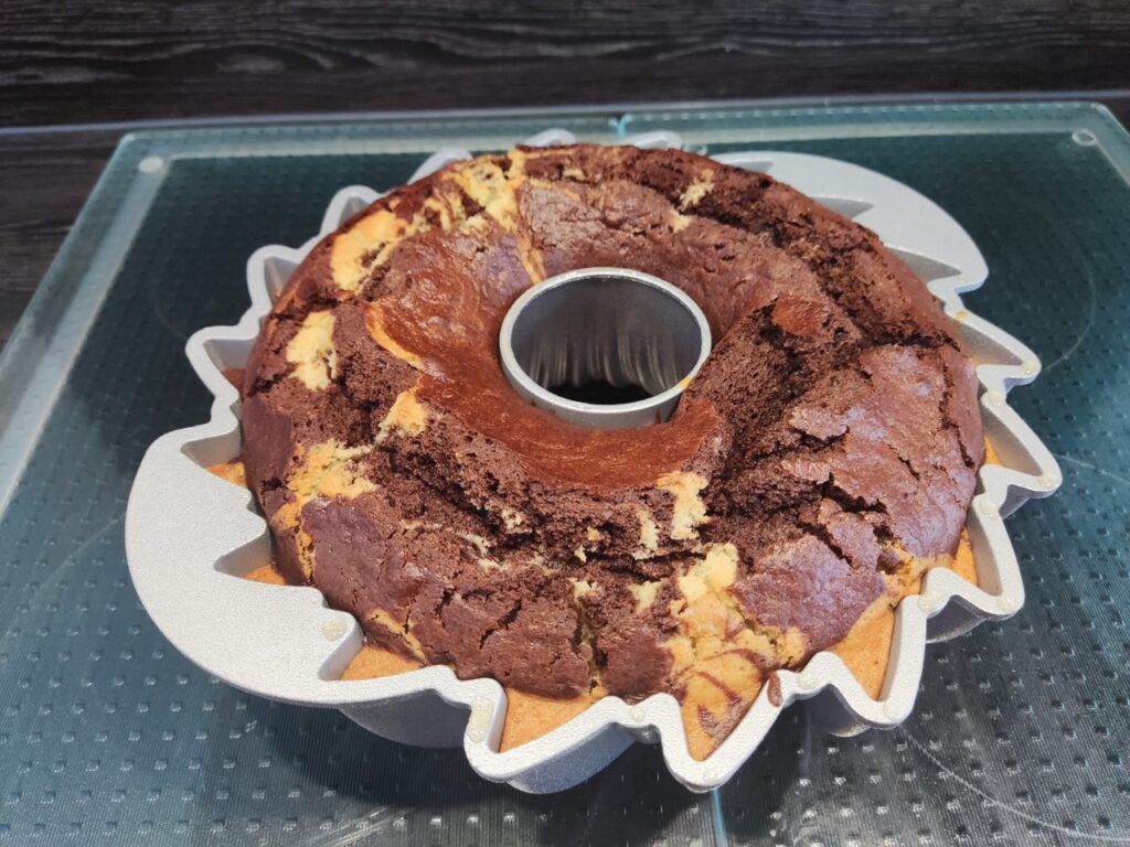Marmorkuchen in der Gugelhupfform Creative Sun von Dr. Oetker direkt nach dem Backen