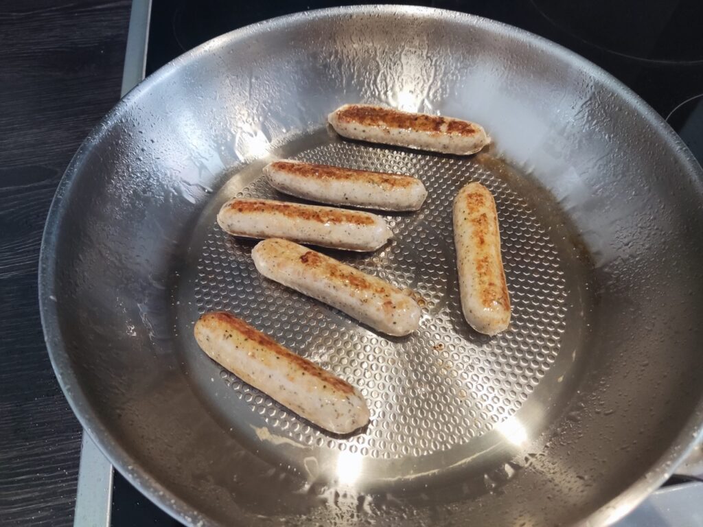 Pfanne mit Bratwürsten