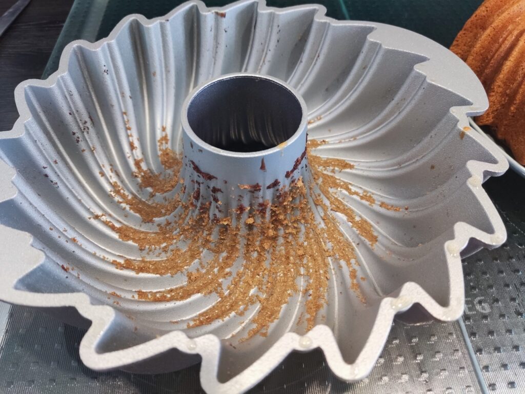 Gugelhupfform Creative Sun nach dem Backen mit leichten Teigspuren.