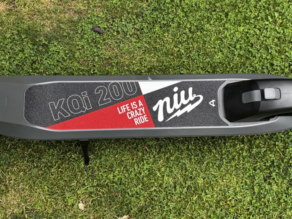 NIU KQi 200P: Auffälliges Trittbrett-Design