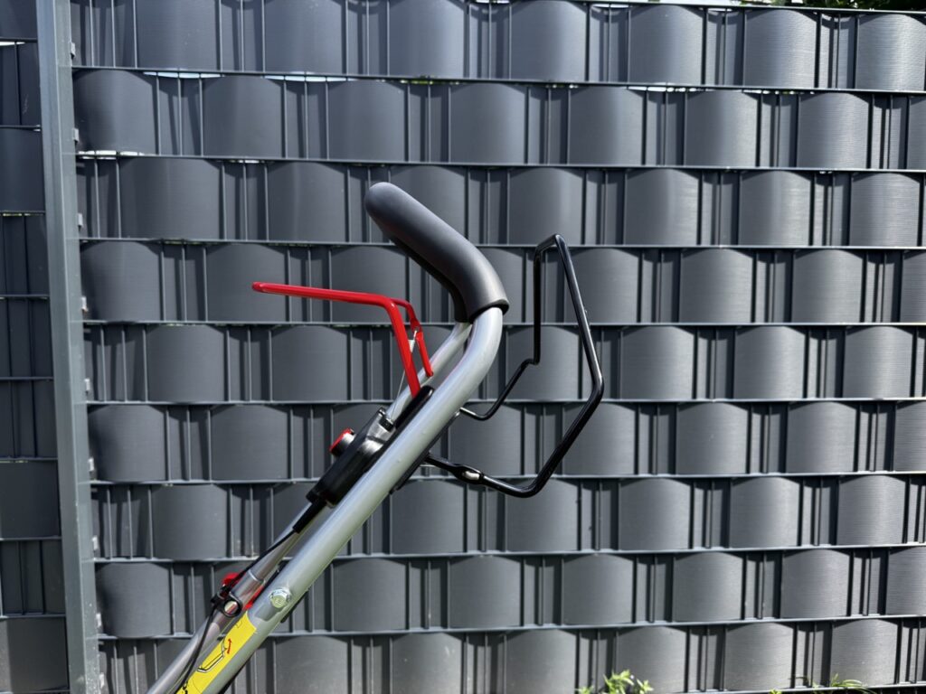 Führungsholm des Hecht 5041S mit Startgriff und gummierter Ummantelung.