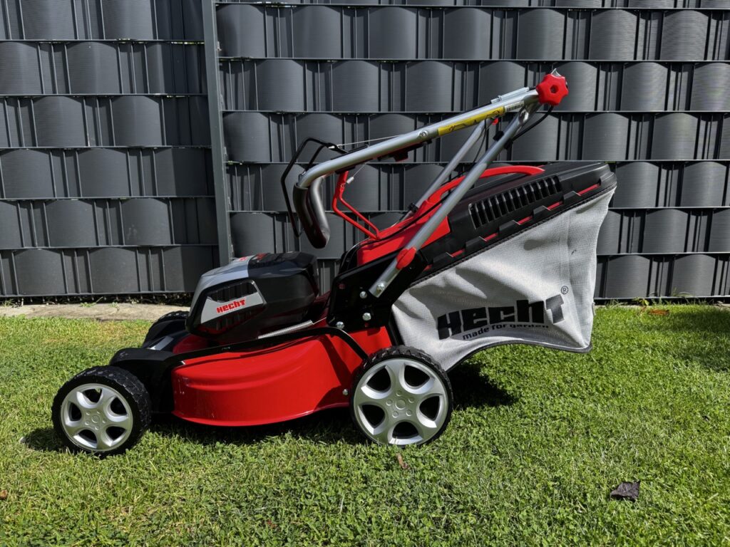 Seitenansicht des Hecht 5041S Akku-Rasenmähers mit Fangkorb und robustem Metallgehäuse.