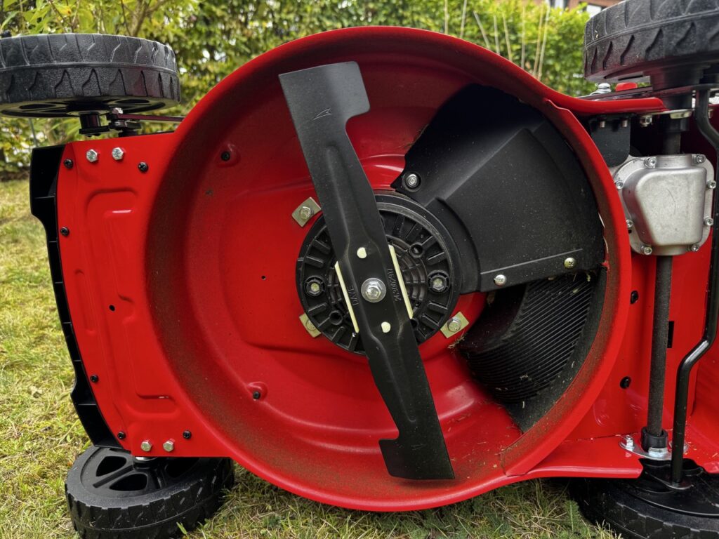 Unterseite des Hecht 5041S mit eingesetztem Schneidmesser.