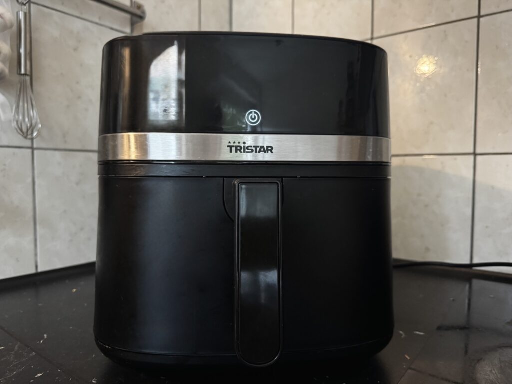 Tristar FR-9418 Digitale Heißluftfritteuse: Minimalistisches Design im ausgeschalteten Zustand