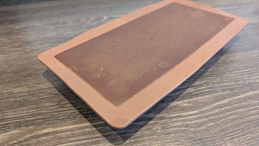 Form mit gefüllter Schokolade, noch nicht gelöst