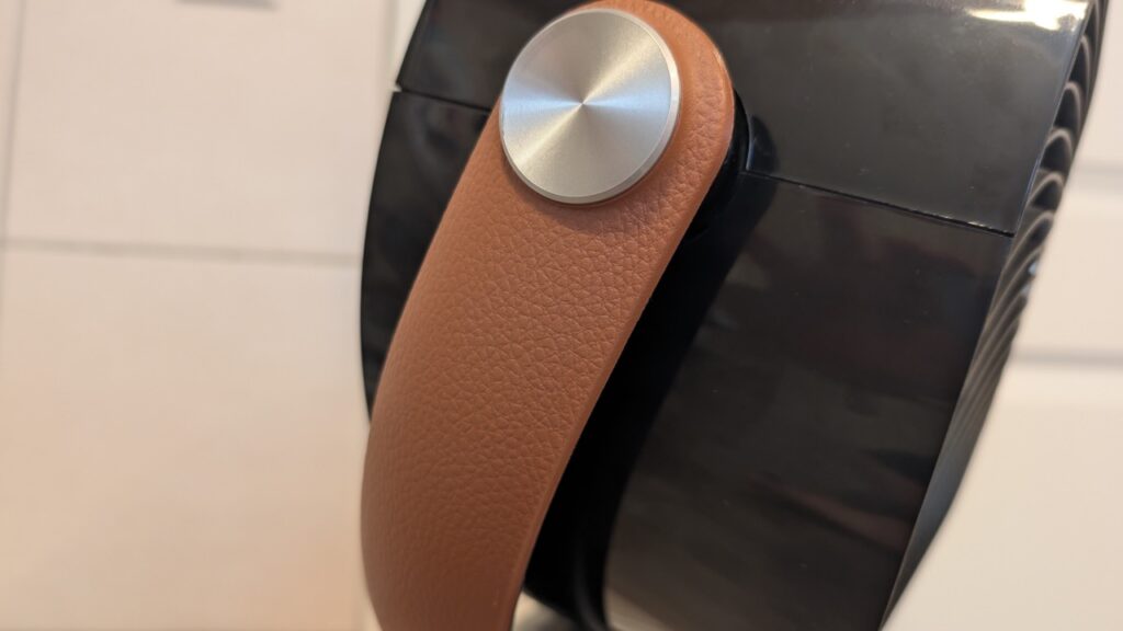 DREO TurboPoly 513S: Kunstledergriff an der Seite